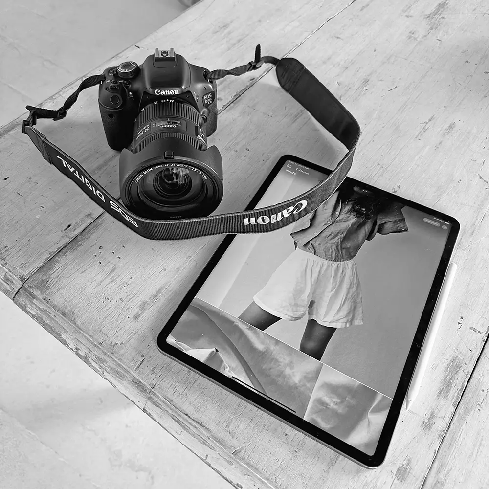 Canon-Kamera auf iPad mit Foto – Symbolbild für Content Creation und Marketing, vom Entwurf bis zur Umsetzung.